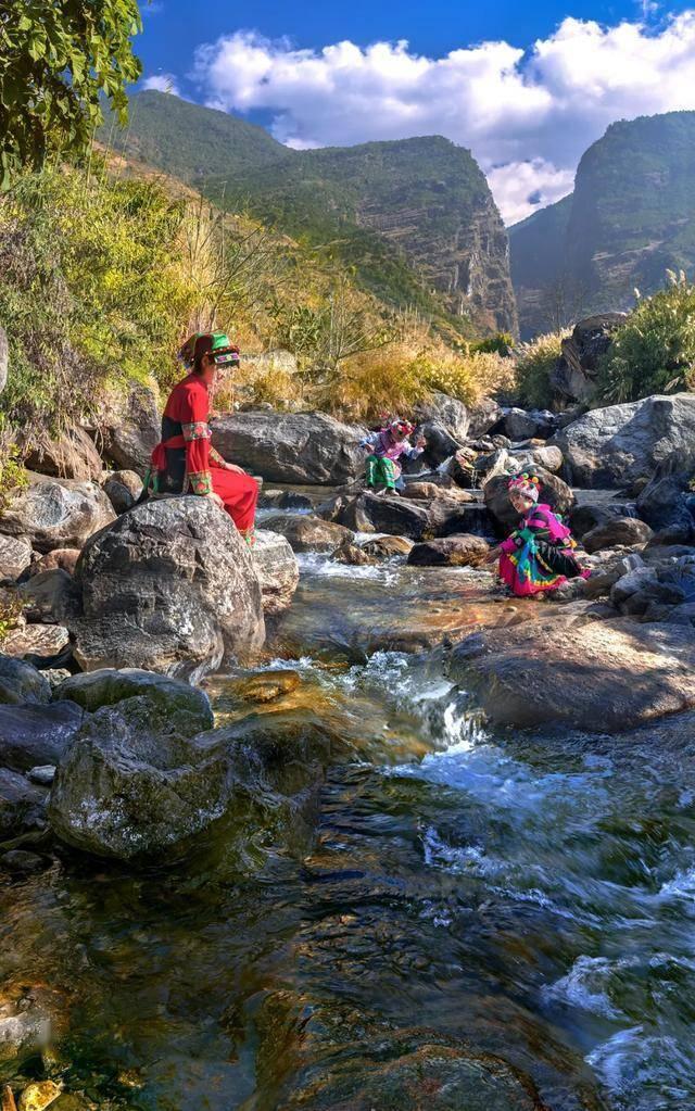 周杰伦巴黎生图!多名保镖护驾,走路姿势怪异,双眼浮肿引担忧