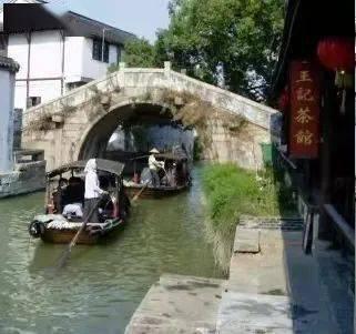 肖战出席中国电视剧年度盛典，鎏金艺术印花西装，华丽贵公子