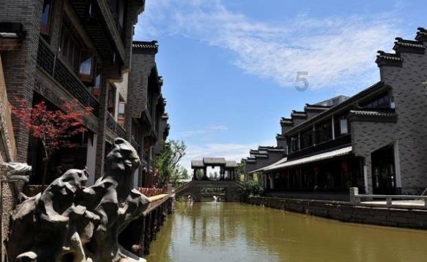 待建地块变临时停车场